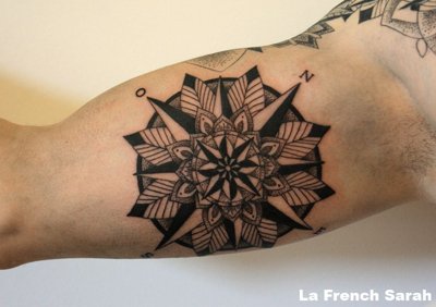  Tatouage mandala style boussole sur le haut du bras